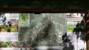 Cartello sentiero Monte Calbarina Arquà Petrarca
